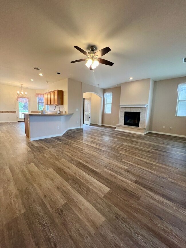 Building Photo - Gorgeous home in Viewpoint!