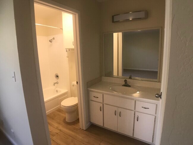 Foto del edificio - 5742 Canna Ln