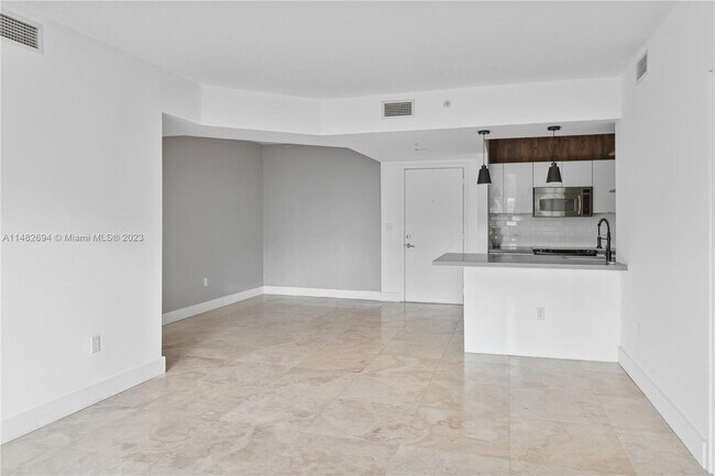 Building Photo - 870 SW 9th St