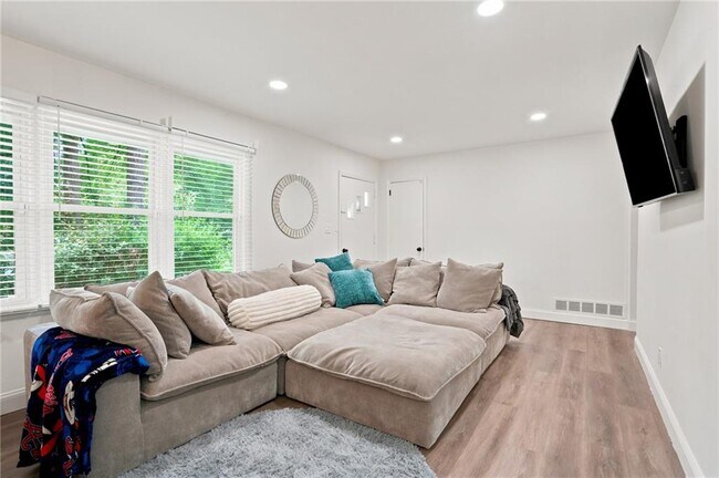 Foto del edificio - 581 Meadowbrook Dr SE