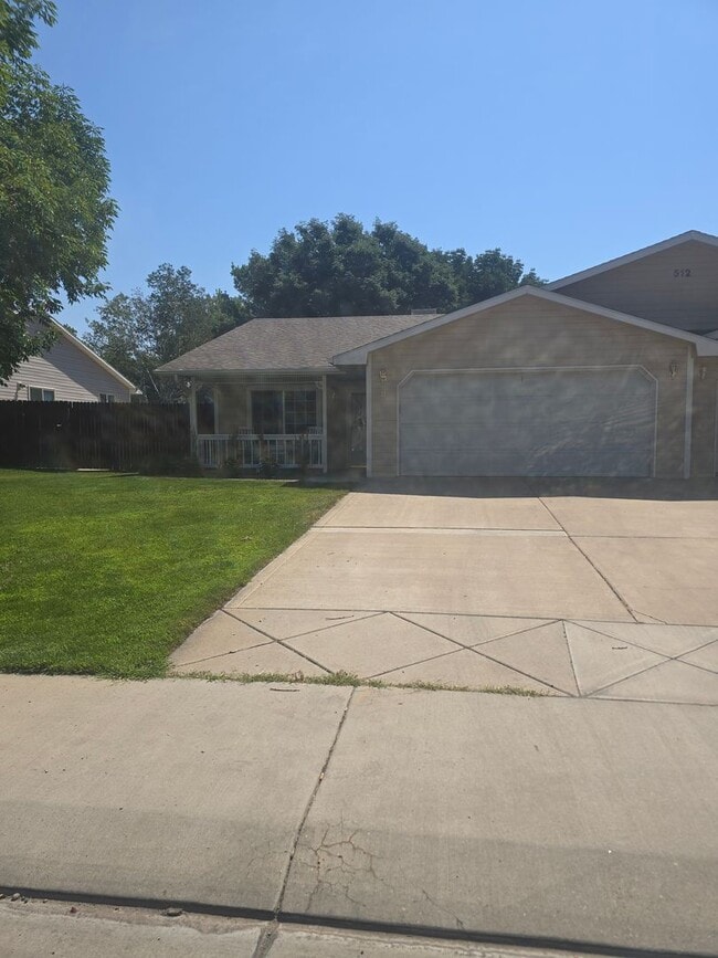 Beautiful townhouse with updated bathrooms. Available now! - Beautiful townhouse with updated bathrooms. Available now!