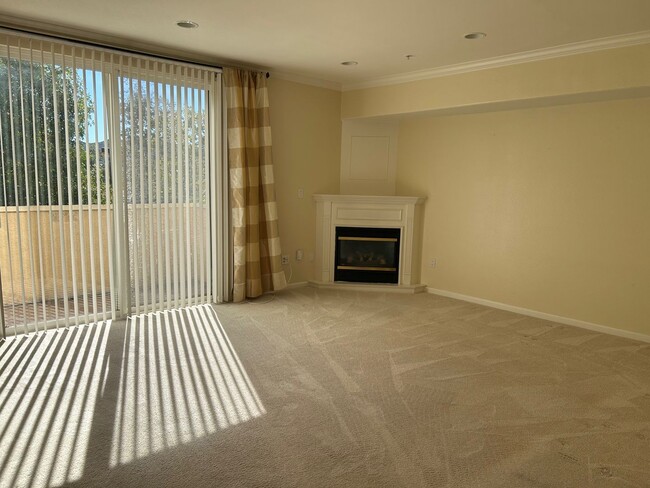 Building Photo - Town home style condo in Woodland Hills!