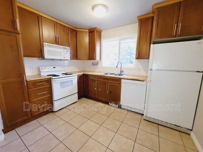 Building Photo - 20 WoodVale Village NW