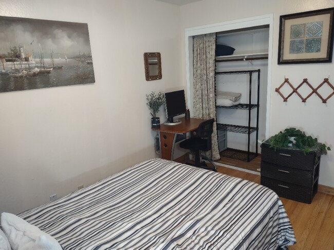 Foto del edificio - 1 E Covell Blvd