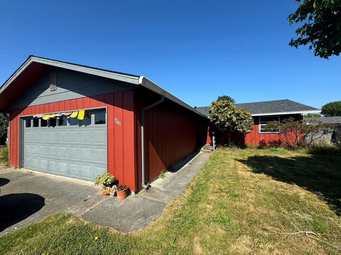 Primary Photo - ZELIA! Arcata 3/2, 2 car garage, south fac...