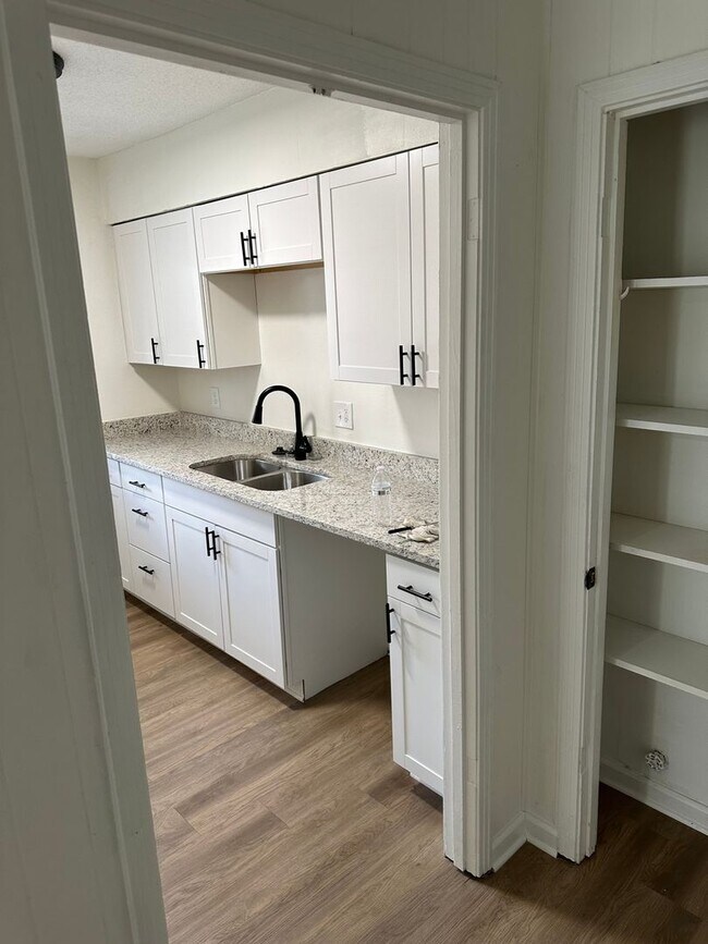 Foto del edificio - Charming 2BR Duplex in Memphis