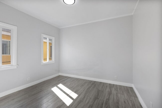 Building Photo - Spacious 2-Bedroom Apartment in Prime Los ...