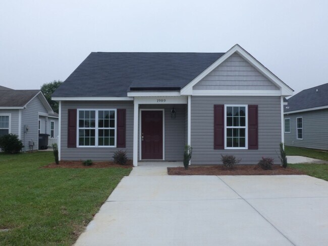 Building Photo - 3 Bedroom Home with First Floor Living