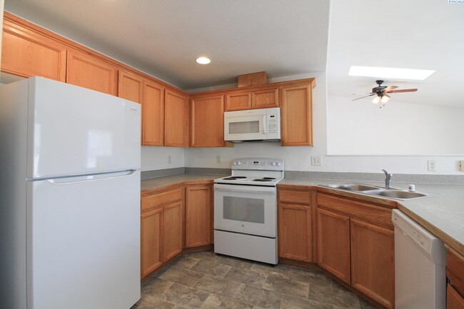 Building Photo - 3 bed, 2 bath Rambler w/ an Office in West...