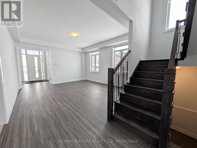 Building Photo - 10 Shoreview Dr