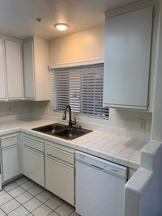 Building Photo - 1 Bedroom 1 Bathroom Available in Sierra V...