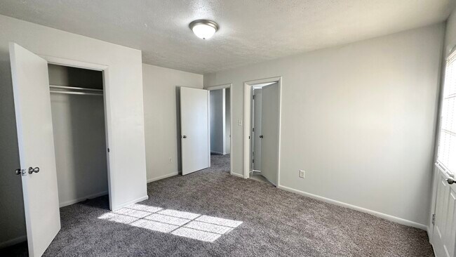 Building Photo - 208 Downes St