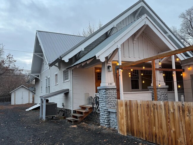 Building Photo - 237 Basin St SW