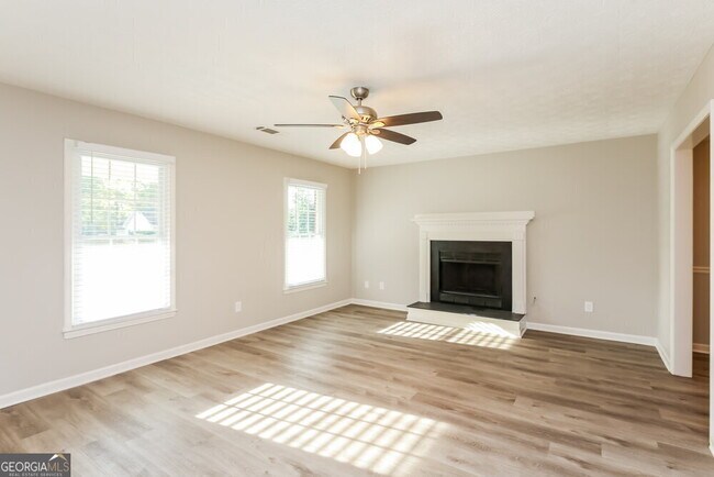 Foto del edificio - 483 Rhett Dr