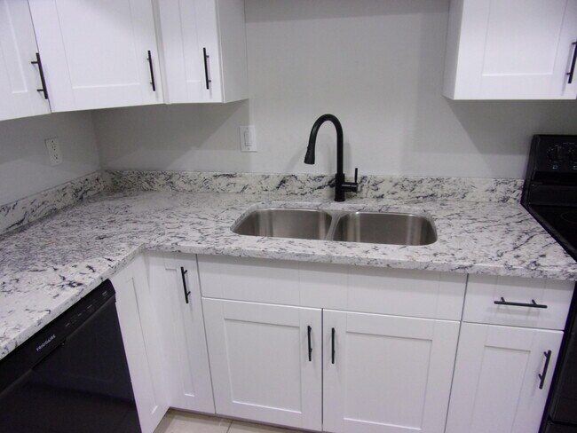 Building Photo - 1505 SE Royal Green Cir