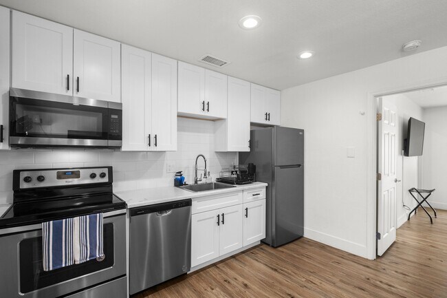 Building Photo - 1110 E Polk St