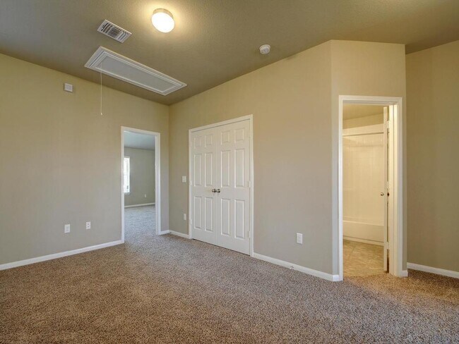 Foto del edificio - 1620 Bryant Dr