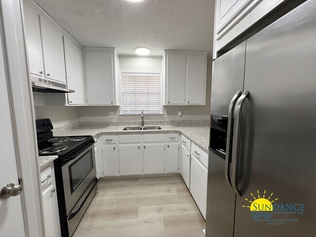 Building Photo - Fully renovated Crestview home, a must see...