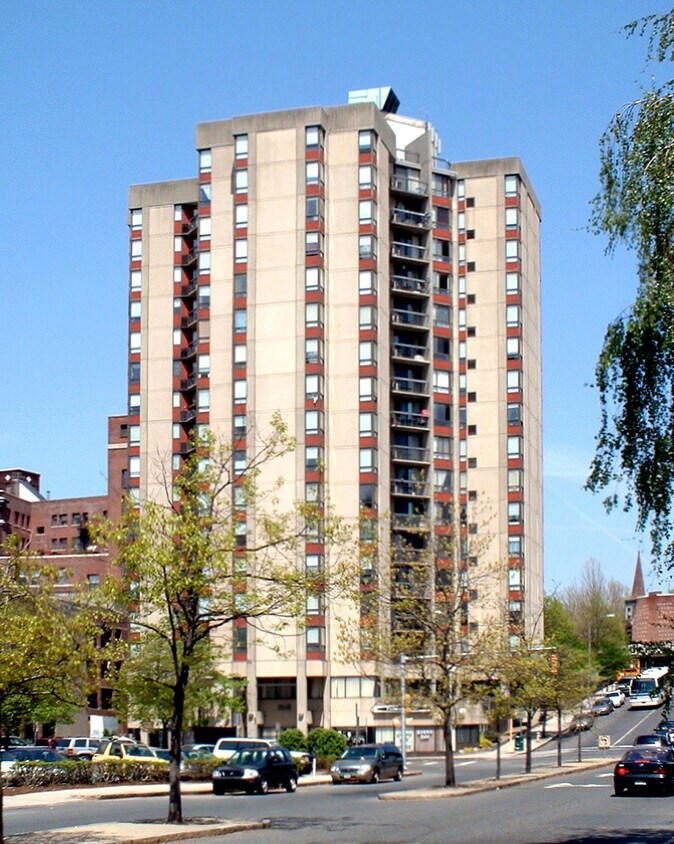 Vista desde el sudoeste a lo largo de Harrison Avenue - 70 Harrison Ave