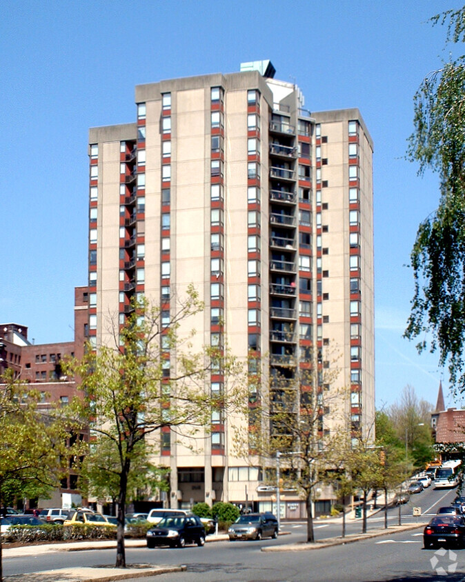 Vista desde el sudoeste a lo largo de Harrison Avenue - 70 Harrison