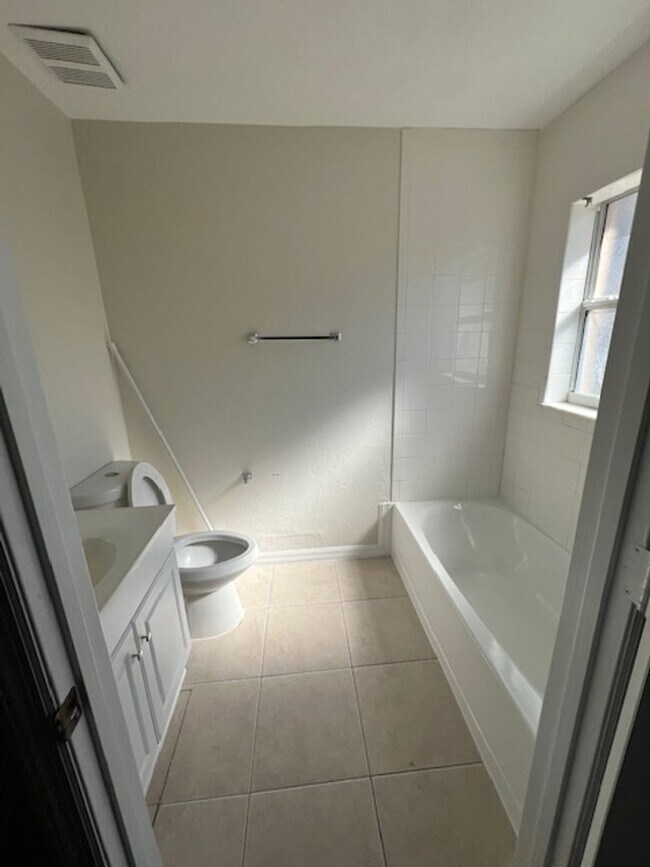 Building Photo - 816 Grove Ave