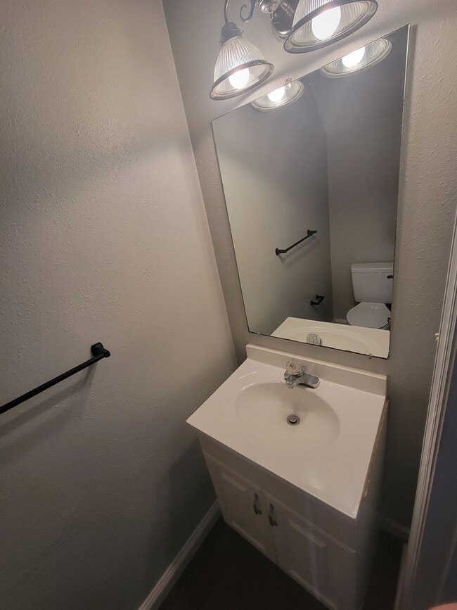 Building Photo - Three bedroom townhouse in Lake Park