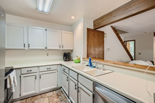 Building Photo - 2 BED/3 BATH Tri-level Townhome in ARVADA ...