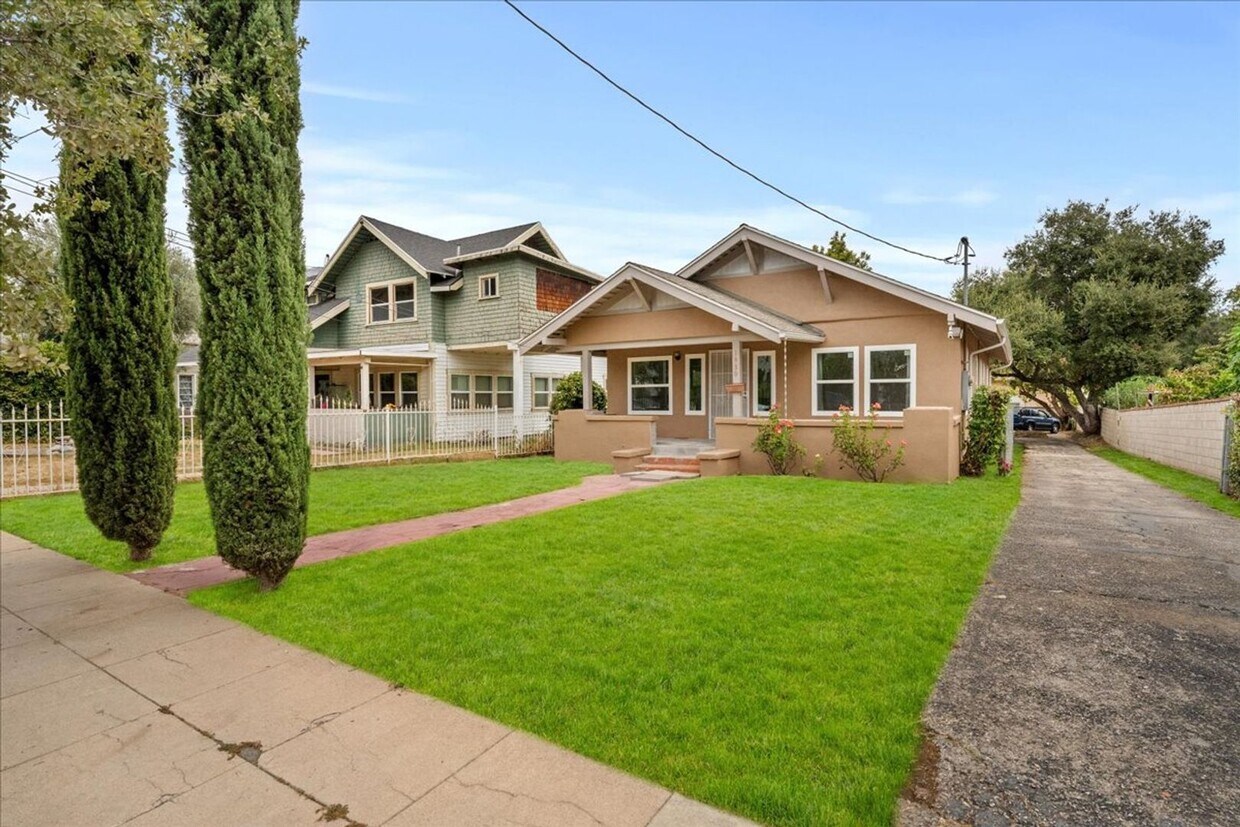 Foto principal - Fully Renovated 3 Bed 2 Bath Craftsman In ...