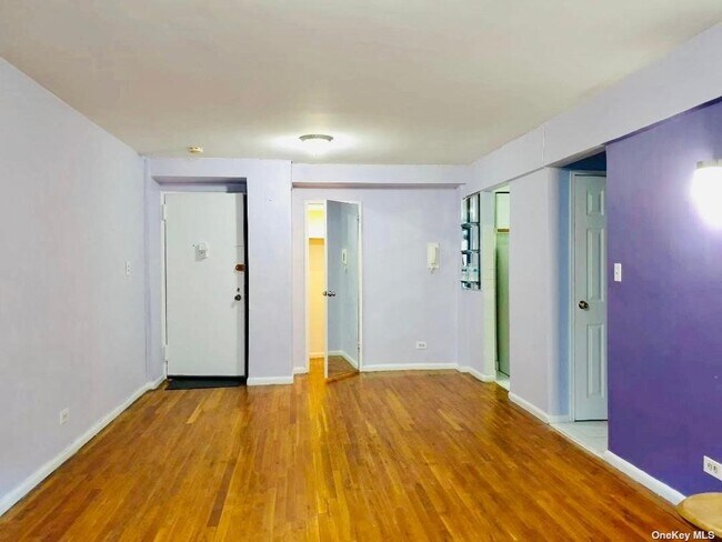 Foto del edificio - 83-30 Vietor Ave