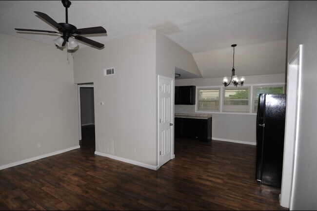 Building Photo - Charming 3-bedroom, 1.5-bathroom house loc...