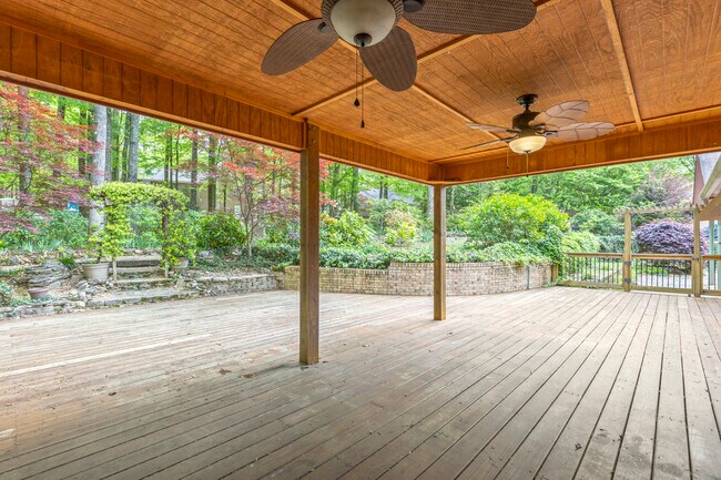 Building Photo - 2207 Heritage Dr