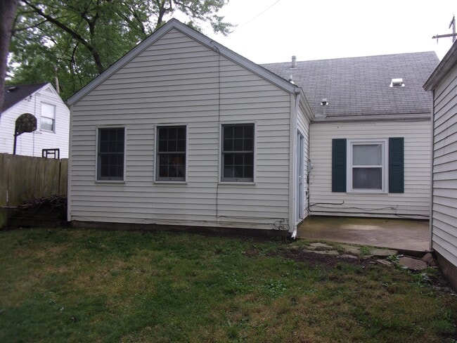 Building Photo - 1995 Searl St