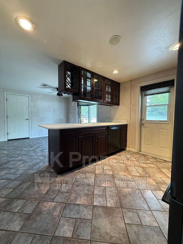 Foto del edificio - 921 Avenue B NW