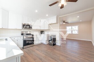 Building Photo - 920 E Elma St