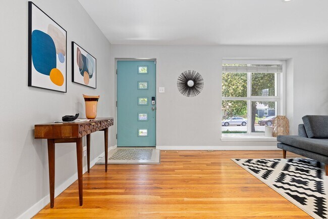 Foto del edificio - Recently Updated Home in Prime Sunnyside Neighborhood!