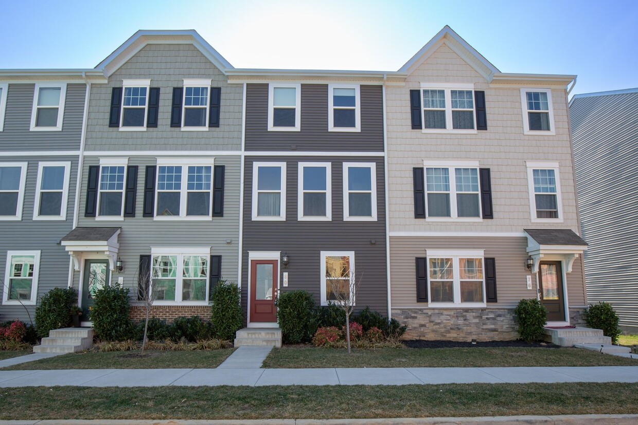 Foto principal - 2 Bed/2.5 Bath Well Maintained Townhome in...