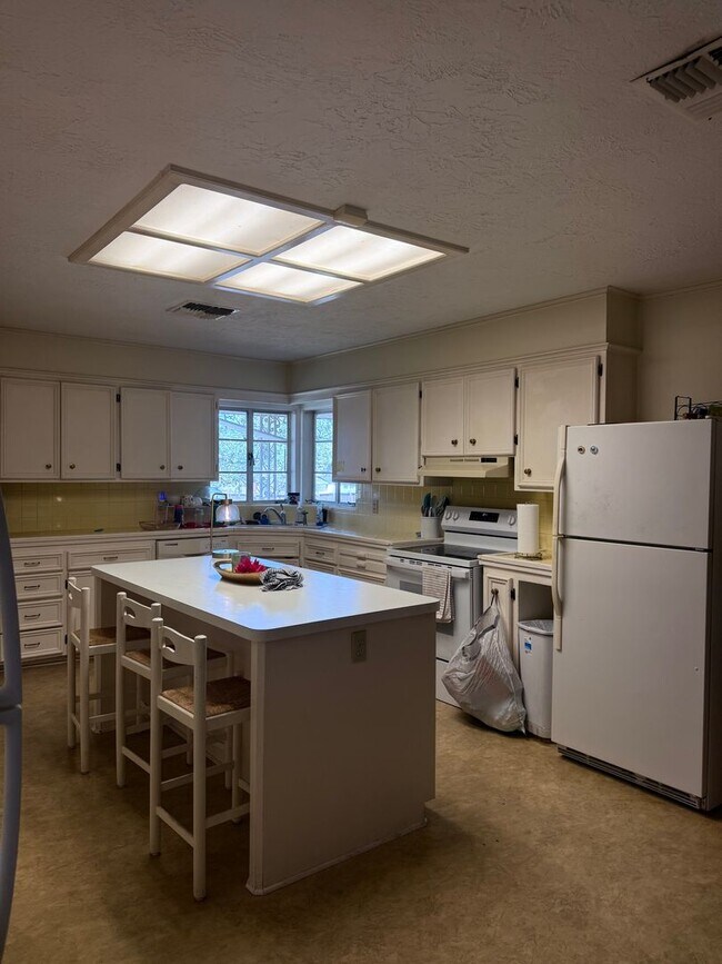 Building Photo - Brand New Remodel