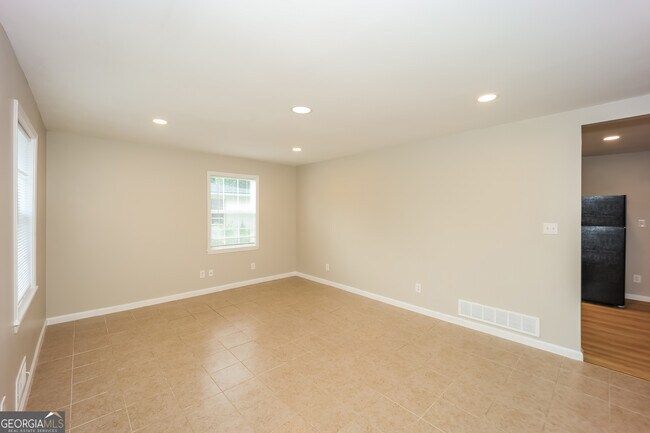 Building Photo - 426 Roxbury Dr