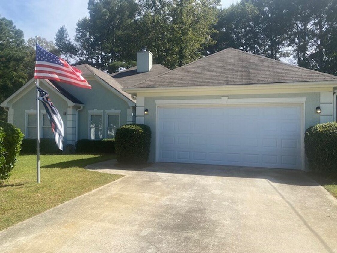 Primary Photo - 16 Cindy Ct: Recently Renovated (2022) Ran...