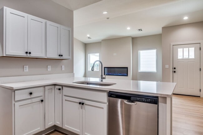 Building Photo - Cypress Glenn Kingston-Model