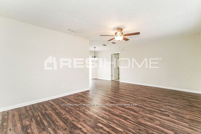 Building Photo - 2060 Las Palmas Cir