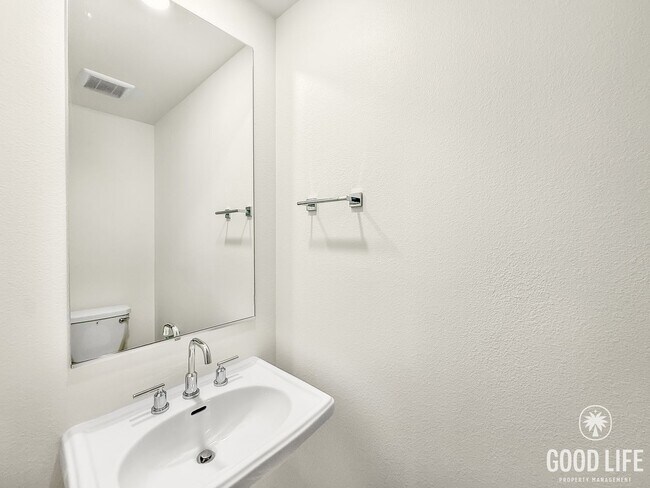 Building Photo - Stunning 3B/2.5BA Townhome in San Marcos A...