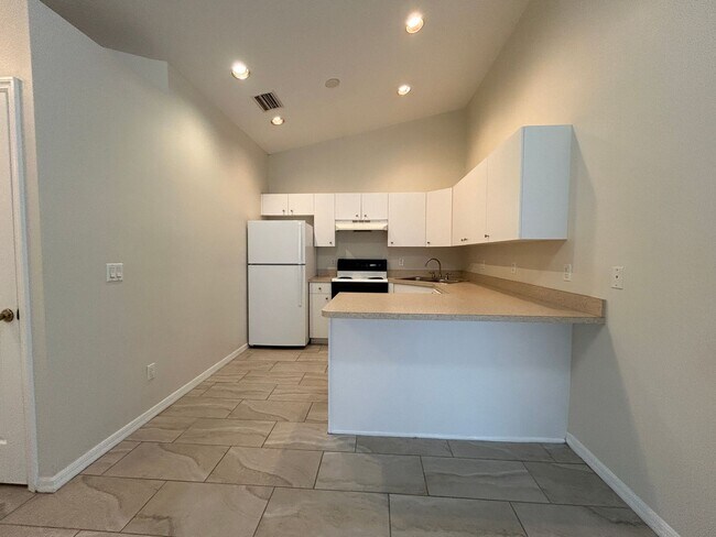 Foto del edificio - 2 Bedroom plus a DEN 2 Bath 1 Car Garage Duplex Cape Coral