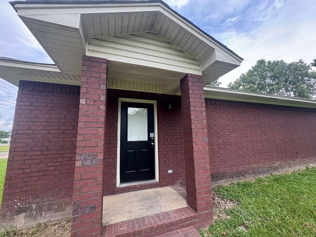 Building Photo - 122 W Nipper St