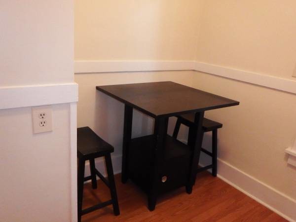 La mayoría de las casas tradicionales minimalistas en el centro de San José tendrán un camino de entrada largo para estacionamiento. - 1209 E 9th St