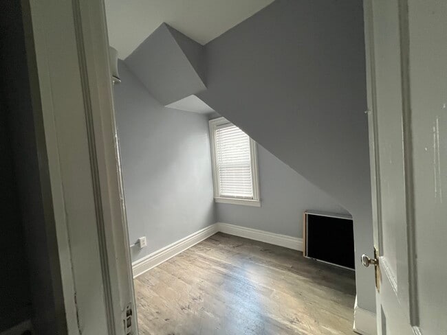 Bedroom - 268 W Tupper St