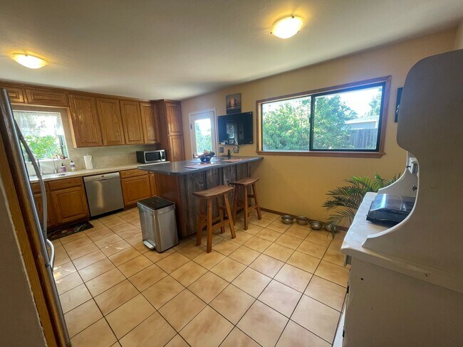 Building Photo - Spacious Arcata Home