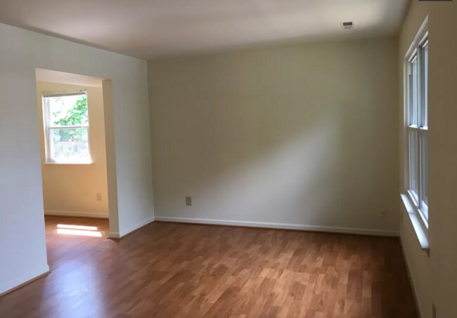 Building Photo - 3 Bedroom & 2.5 Bathrooms Minutes from Downtown!