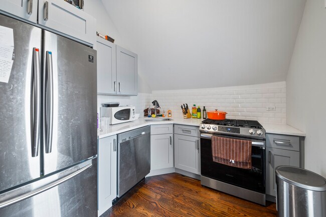 Building Photo - 2145 W Webster Ave