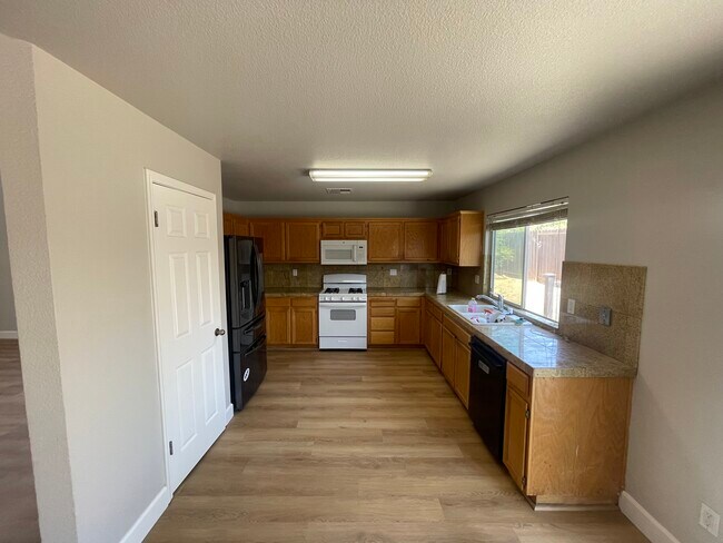 Cocina con suelo nuevo - 3978 Seagull Ct